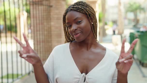 Afro Américaine Femme Souriant Confiant Faire Geste Victoire Avec Les — Video