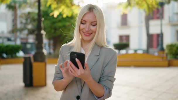 Junge Blonde Managerin Lächelt Selbstbewusst Mit Smartphone Park — Stockvideo