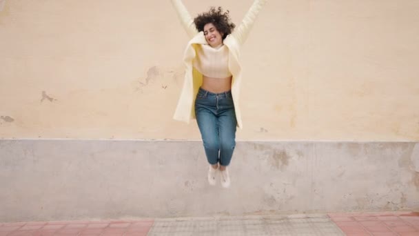 年轻女子笑着自信地跳上街头 — 图库视频影像