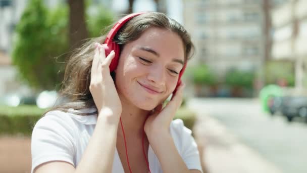 Jovem Hispânica Sorrindo Confiante Ouvir Música Parque — Vídeo de Stock