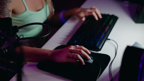 여자가 컴퓨터 키보드와 마우스를 사용하는 — 비디오
