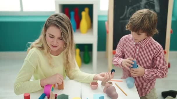 Professor Criança Brincando Com Brinquedos Sentados Mesa Jardim Infância — Vídeo de Stock