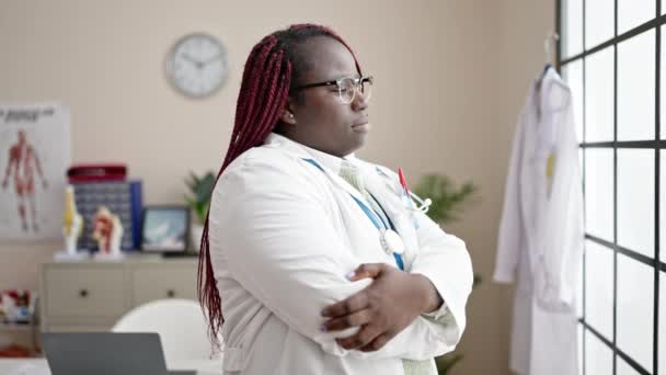 Afrykanka Plecionymi Włosami Lekarz Patrząc Przez Okno Stojące Klinice — Wideo stockowe