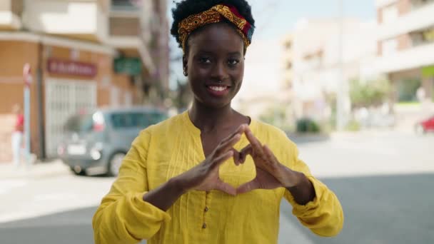 Genç Afrikalı Amerikalı Kadın Gülümsüyor Kendine Güveni Tam Sokakta Elleriyle — Stok video