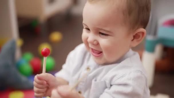 Bedårande Småbarn Biter Xylofon Pinnar Sitter Golvet Dagis — Stockvideo