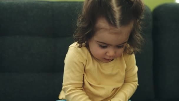 Urocza Latynoska Dziewczyna Bawiąca Się Lalkami Siedzącymi Kanapie Domu — Wideo stockowe