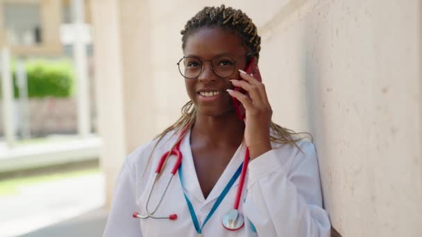 Afroamerykanka Lekarz Mówi Smartfonie Patrząc Zegarek Ulicy — Wideo stockowe