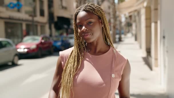 Αφροαμερικανή Γυναίκα Χαμογελά Αυτοπεποίθηση Κάνει Εντάξει Σημάδι Τους Αντίχειρες Επάνω — Αρχείο Βίντεο