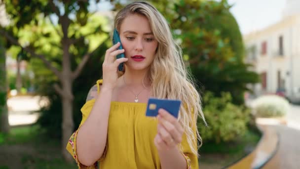 Νεαρή Γυναίκα Μιλάει Στο Smartphone Και Χρησιμοποιεί Πιστωτική Κάρτα Στο — Αρχείο Βίντεο