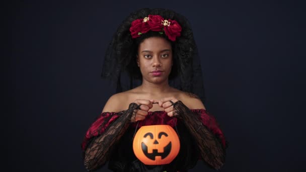 African American Woman Wearing Katrina Costume Holding Halloween Pumpkin Basket — Αρχείο Βίντεο