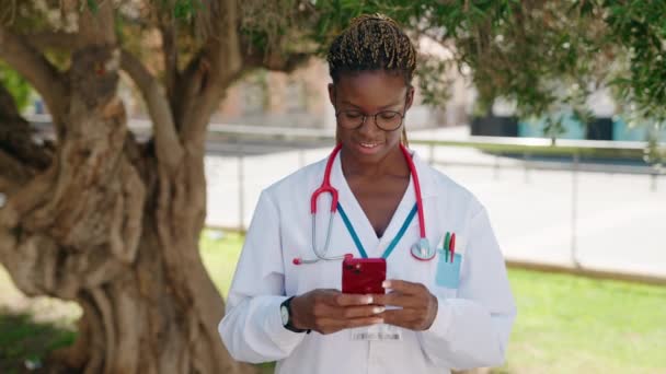 Femme Afro Américaine Médecin Souriant Confiant Ayant Appel Vidéo Parc — Video