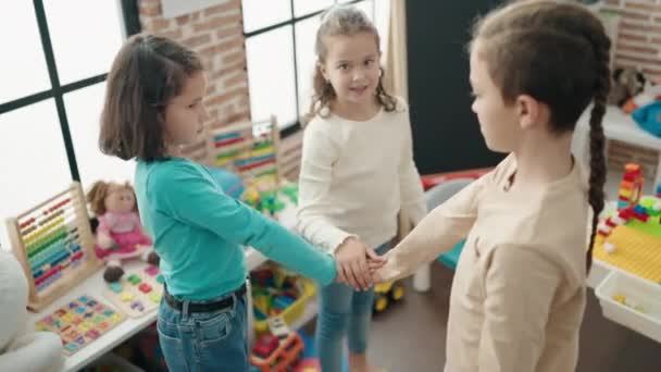 一群孩子带着自信的微笑 手牵手站在幼儿园里 — 图库视频影像