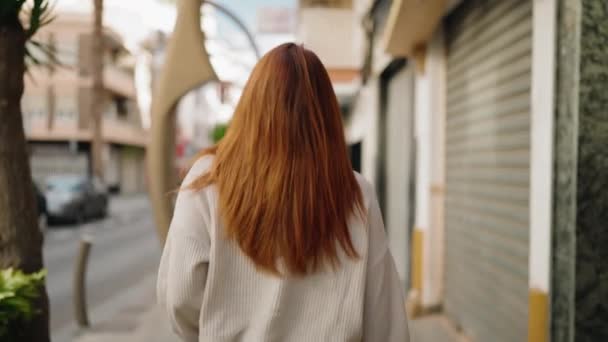 Genç Kızıl Saçlı Kendine Güvenen Bir Kadın Sokakta Yürüyor — Stok video