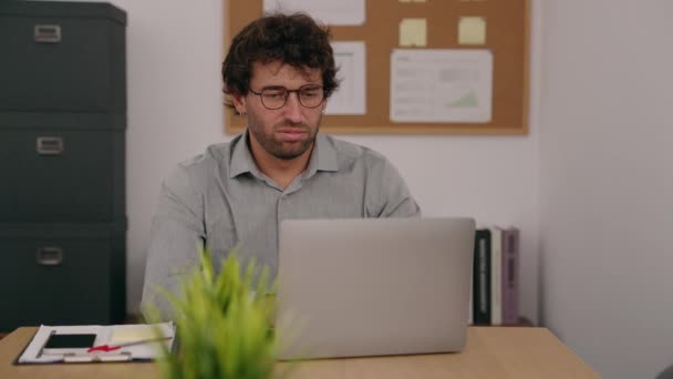 Junger Hispanischer Geschäftsmann Benutzt Laptop Mit Langweiligem Ausdruck Büro — Stockvideo