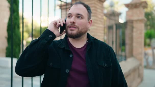 Jovem Size Homem Sorrindo Confiante Falando Smartphone Rua — Vídeo de Stock