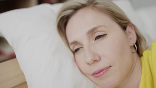 Jong Blond Vrouw Glimlachen Zelfverzekerd Liggend Bed Slaapkamer — Stockvideo