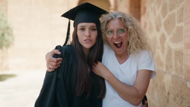 Két Anya Diplomás Lány Meglepő Kifejezéssel Egyetemen — Stock videók