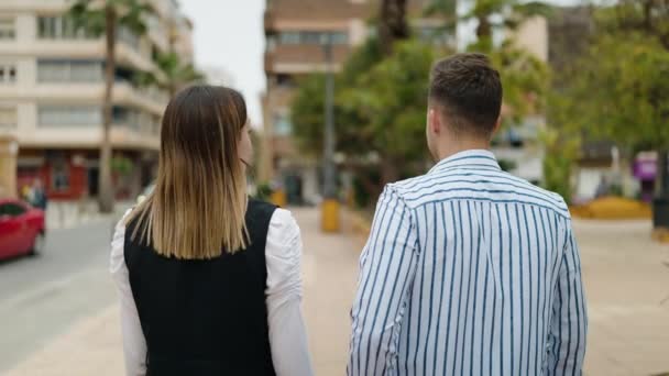 Mann Und Frau Lächeln Selbstbewusst Und Gehen Hand Hand Park — Stockvideo