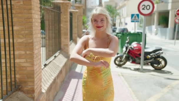 Jonge Blonde Vrouw Staan Met Armen Gekruist Gebaar Straat — Stockvideo