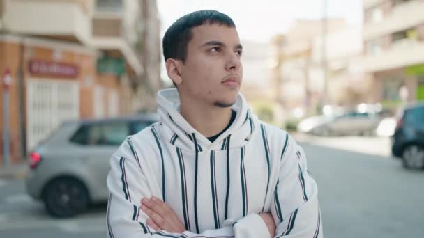 Молодой Человек Расслабленным Лицом Стоящий Скрещенными Руками Улице — стоковое видео