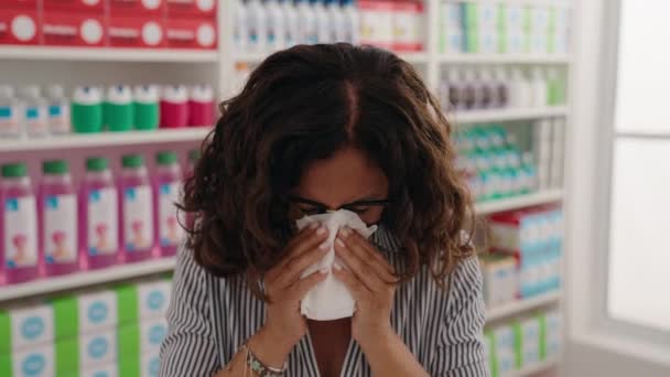 Mulher Meia Idade Cliente Usando Espirros Nakpin Farmácia — Vídeo de Stock