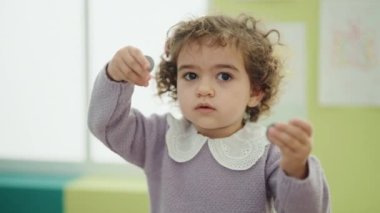 Anaokulunda parasıyla oynayan sevimli İspanyol kız.