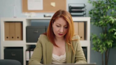 Genç, kızıl saçlı, iş kadını. Ofiste kollarını açarak rahatladı.