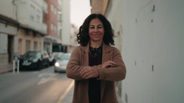 Mujer Hispana Mediana Edad Sonriendo Confiada Pie Con Los Brazos — Vídeos de Stock