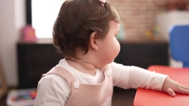 Förtjusande Småbarn Som Står Med Avslappnat Uttryck Lutande Sig Mot — Stockvideo