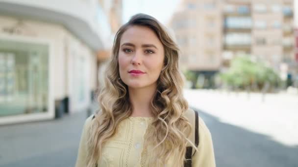 Jeune Femme Blonde Touriste Souriant Confiant Debout Dans Rue — Video