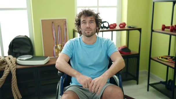 Jonge Spanjaard Sportman Glimlachend Zelfverzekerd Zittend Rolstoel Afkickkliniek — Stockvideo