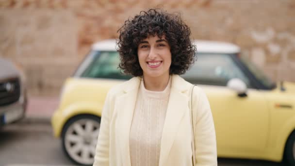 Junge Frau Lächelt Selbstbewusst Und Hält Schlüssel Für Neues Auto — Stockvideo