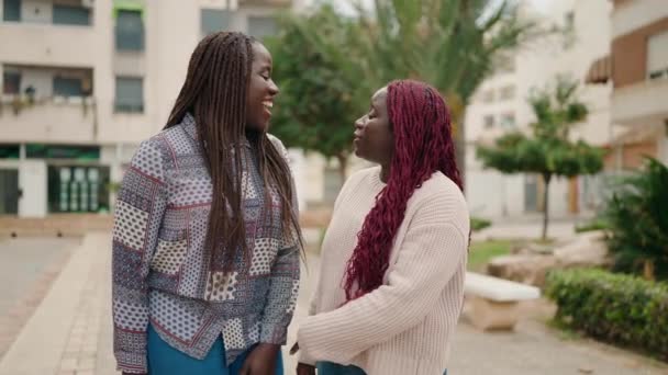 Två Afrikanska Amerikanska Kvinnor Ler Tryggt Gör Selfie Smartphone Parken — Stockvideo