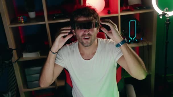 Jovem Hispânico Homem Streamer Jogar Jogo Vídeo Usando Óculos Realidade — Vídeo de Stock