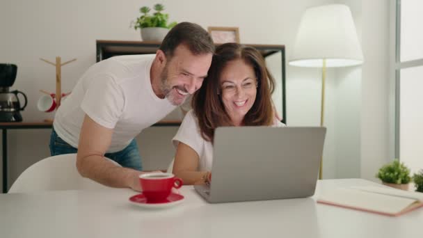 Man Vrouw Paar Met Video Bellen Thuis — Stockvideo