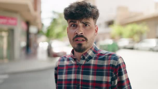 Sokakta Korku Ifadesiyle Dikilen Genç Spanyol Adam — Stok video