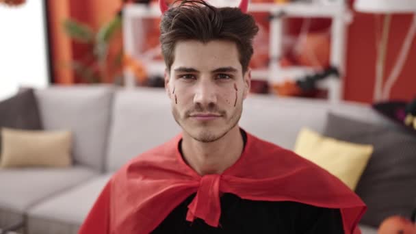 Şeytan Kostümü Giyen Spanyol Genç Adam Evde Korku Jesti Yapıyor — Stok video