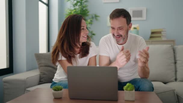 Man Vrouw Paar Met Behulp Van Laptop Zittend Bank Thuis — Stockvideo
