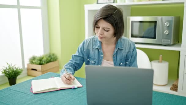 Młoda Kaukaska Kobieta Pomocą Laptopa Pisanie Notebooku Domu — Wideo stockowe