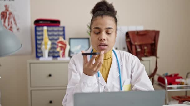 Νεαρή Αφροαμερικανίδα Γιατρός Στέλνει Φωνητικό Μήνυμα Στην Κλινική — Αρχείο Βίντεο