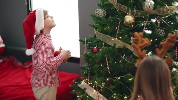 Frère Sœur Décorer Arbre Noël Maison — Video