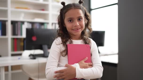 Sevimli Spanyol Kız Öğrenci Gülümsüyor Sınıfta Kendine Güvenen Kucaklama Kitabı — Stok video