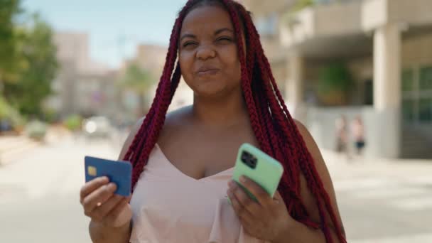 African American Woman Using Smartphone Credit Card Street — Vídeo de stock