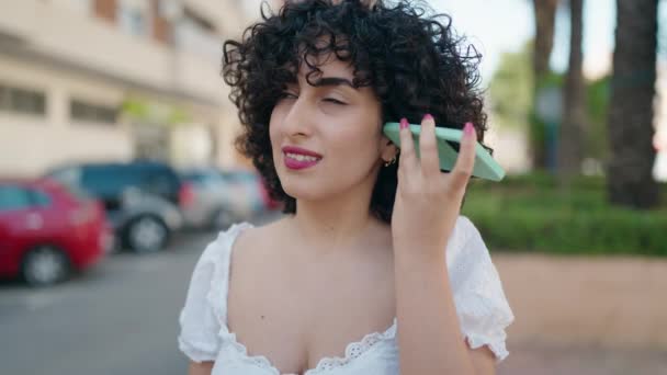 Mladý Blízký Východ Žena Usměvavý Sebevědomý Poslech Audio Zprávy Smartphonu — Stock video