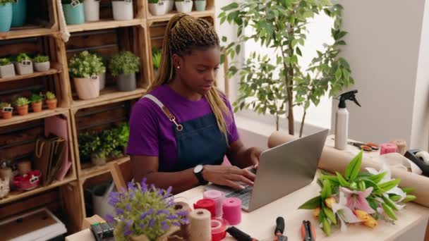 Afričanky Americká Žena Květinářství Pomocí Notebooku Květinářství — Stock video