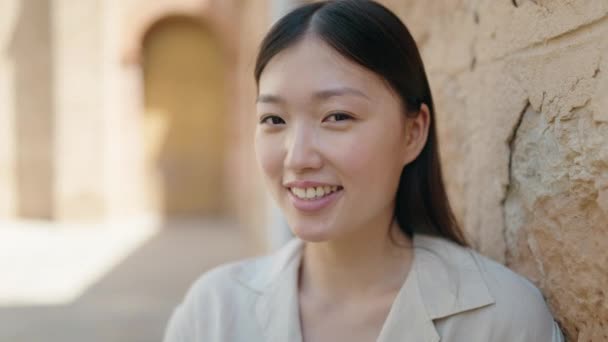 Chińska Kobieta Uśmiecha Się Pewnie Stojąc Ulicy — Wideo stockowe