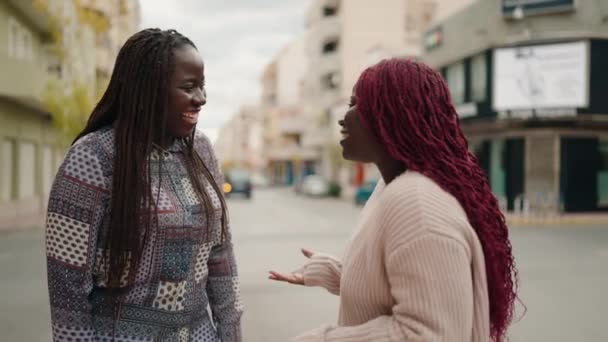 Två Afrikanska Amerikanska Kvinnor Ler Tryggt Och Talar Gatan — Stockvideo