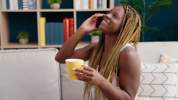 Africano Americano Mulher Falando Smartphone Beber Café Casa — Vídeo de Stock