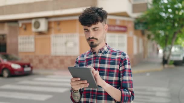 Молодий Іспаномовний Чоловік Посміхається Впевнено Використовуючи Тачпад Вулиці — стокове відео