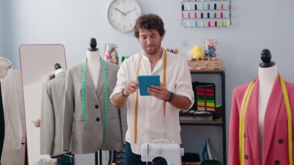 Jonge Spaanse Man Lacht Vol Vertrouwen Met Touchpad Kledingfabriek — Stockvideo